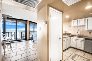 Interior - Sea Gull #404L: Beachfront 1 Bedroom 1 Bath with Spectacular Views and 24 Hour Management (Port Aransas)