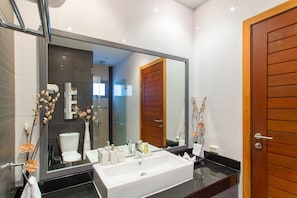 Villa exclusive, 2 chambres, piscine privée | Lavabo de la salle de bain