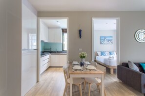 Familienapartment, 2 Schlafzimmer | Essbereich im Zimmer