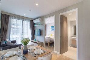 Apartamento família, 2 quartos | Área de estar | Smart TV