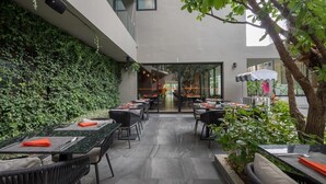 Outdoor dining - 2 Bedroom Apartment Near Bangtao Beach (Choeng Thale)