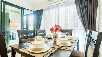 Comfort Townhome, 3 Bedrooms | In-room dining