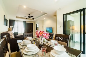 Comfort Townhome, 3 Bedrooms | In-room dining