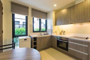 บ้านพักดีไซน์, 4 ห้องนอน | ครัวส่วนตัว | ตู้เย็นขนาดใหญ่, ไมโครเวฟ, เตาอบ, เตาประกอบอาหาร