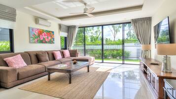 Rumah Deluks, 4 kamar tidur, kolam renang pribadi | Ruang keluarga | Smart TV