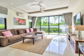 Deluxe-Haus, 4 Schlafzimmer, eigener Pool | Wohnzimmer | Smart-TV