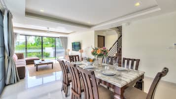 Nhà Deluxe, 4 phòng ngủ, hồ bơi riêng | Khu vực ăn uống tại phòng
