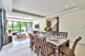 Deluxe-Haus, 4 Schlafzimmer, eigener Pool | Essbereich im Zimmer
