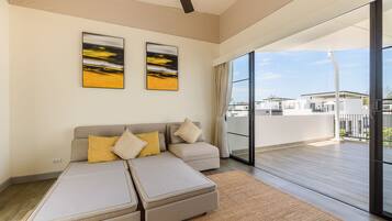 Family Townhome, 3 Bedrooms | Living area | Smart TV