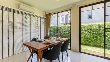 Family Townhome, 3 Bedrooms | In-room dining