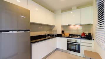 Family Townhome, 3 Bedrooms | Private kitchen | Full-sized fridge, microwave, oven, stovetop