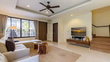 Family Townhome, 3 Bedrooms | Living room | Smart TV