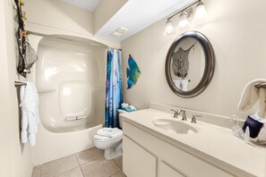 Duschwanne, Haartrockner, Handtücher