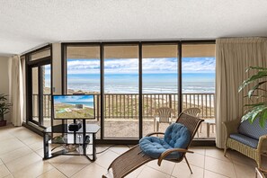 Flat-screen TV - Sea Gull #402LK: Beachfront 1 Bedroom 1 Bath with Spectacular Views and 24 Hour Management (Port Aransas)