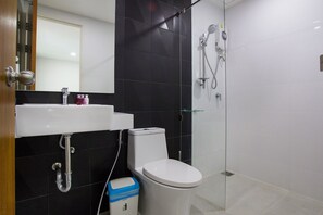 Deluxe-Apartment, 1 Schlafzimmer | Badezimmer | Dusche, kostenlose Toilettenartikel, Handtücher, Seife
