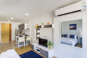 Deluxe appartement, 1 slaapkamer | Woonruimte | Smart-tv