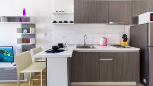 Apartamento luxo, 1 quarto | Cozinha americana privada | Geladeira grande, micro-ondas, cooktop, chaleira elétrica