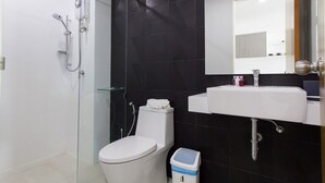 Apartamento luxo, 1 quarto | Banheiro | Chuveiro, produtos de toalete grátis, toalhas de banho, sabonete