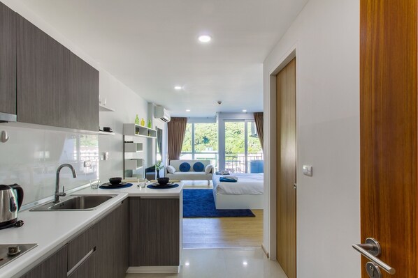 Deluxe-Apartment, 1 Schlafzimmer | Eigene Kochnische | Großer Kühlschrank, Mikrowelle, Herdplatte, Wasserkocher