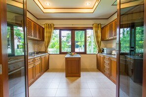 Villa Classique, 4 chambres, piscine privée | Cuisine privée | Grand réfrigérateur, micro-ondes, four, plaque de cuisson