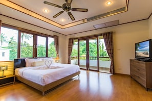 Villa classique, 4 chambres, piscine privée | 4 chambres, bureau, rideaux d’obscurcissement, accès au Wi-Fi (inclus)