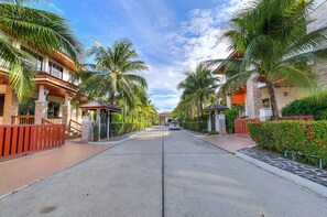 Classic-villa - 4 soveværelser - privat pool | Gadeudsigt