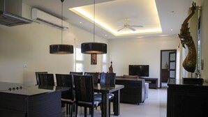 Exclusive-Villa, 3 Schlafzimmer, eigener Pool | Essbereich im Zimmer