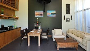 Klassieke villa, 3 slaapkamers, privézwembad | Woonkamer | Smart-tv