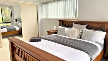 5 bedrooms, iron/ironing board, free WiFi, bed sheets