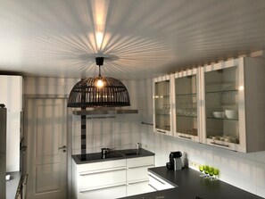 Réfrigérateur, four à micro-ondes, un four, surface de cuisson