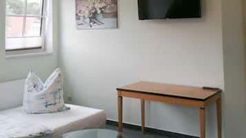 1 bedroom, bed sheets
