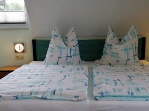 1 bedroom, bed sheets - Vacation room Leuchtturm - Ferienwohnungen Machnitzki (Groß Nemerow)