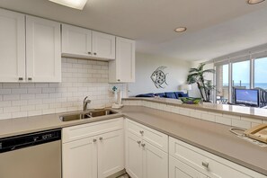 Fridge, microwave, oven, stovetop - Sea Gull #107L: Beachfront 1 Bedroom 1 Bathroom With Spectacular Views and 24 Hour Management (Port Aransas)