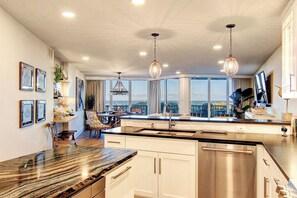 Een koelkast, een magnetron, een oven, een kookplaat