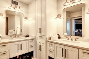 Tina con regadera, secadora de cabello, toallas 