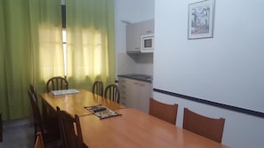 Lò vi sóng, vỉ nướng, dụng cụ vệ sinh, khăn giấy 