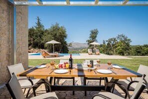 Villa (Ariadne) | Private kitchen | Full-size fridge, microwave, oven, stovetop