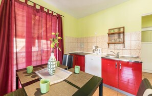 Kühlschrank, Herdplatte, Wasserkocher mit Kaffee-/Teezubehör