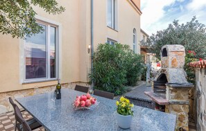Outdoor dining - Gorgeous apartment in Liznjan with WiFi (Liznjan)