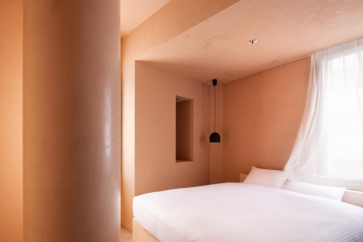 Camera Standard, 1 letto queen ("A Room with a Column") | 1 camera, biancheria da letto di alta qualità, copriletto in piuma