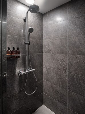 Douche, douche cascade, articles de toilette griffés, séchoir à cheveux