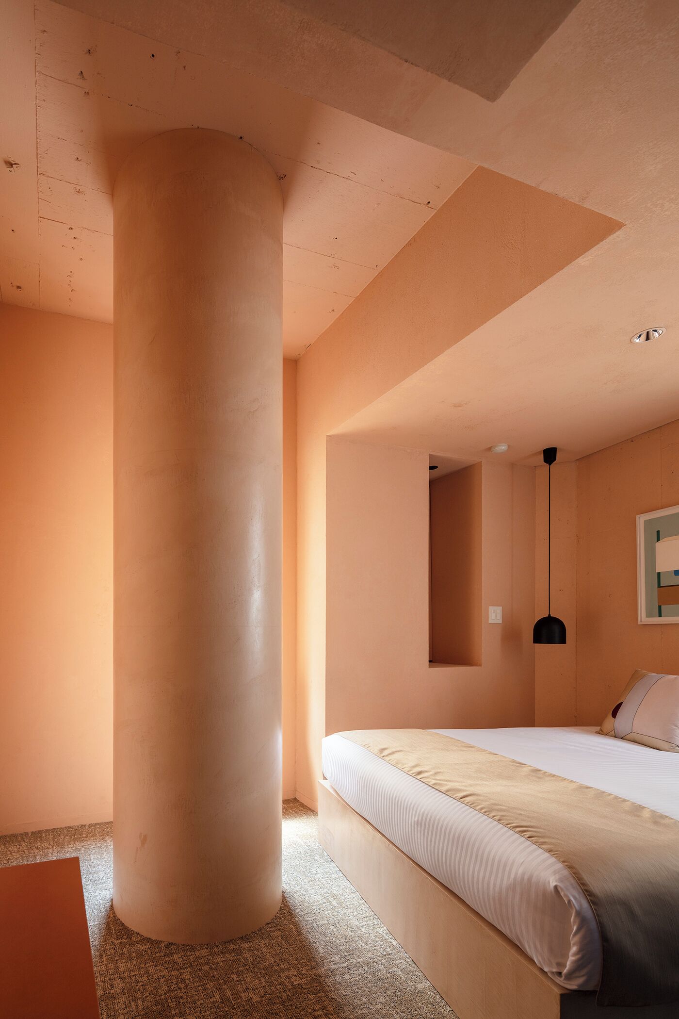 標準客房, 1 張加大雙人床 ("A Room with a Column") | 高級寢具、羽絨被、舒適加層、客房內保險箱