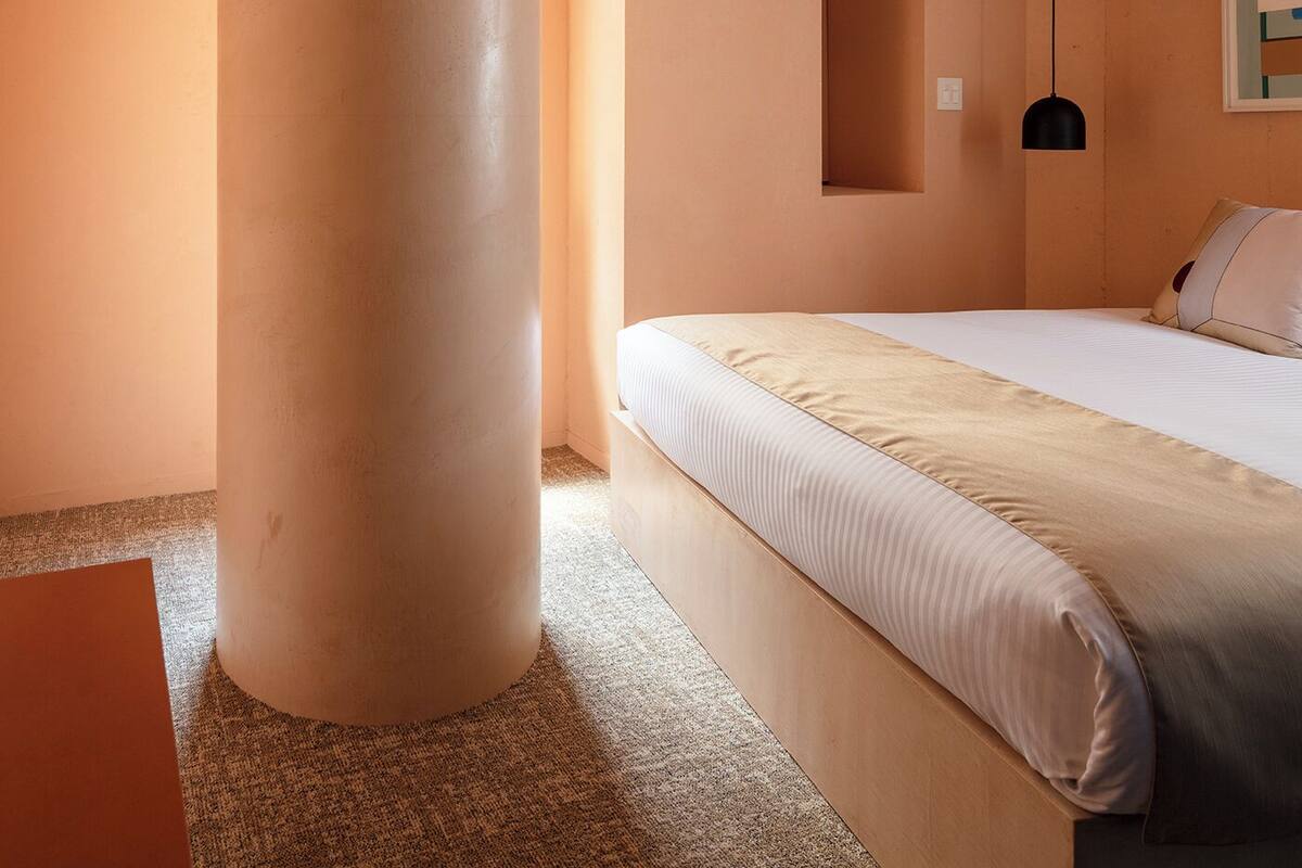 Standard Queen Room "A Room with a Column" Non Smoking | Premium bedding, down comforters, pillowtop beds, in-room safe