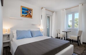 4 chambres, coffres-forts dans les chambres, lit parapluie