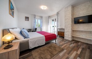 4 chambres, coffre-fort, lit de bébé portatif, accès au Wi-Fi (inclus)