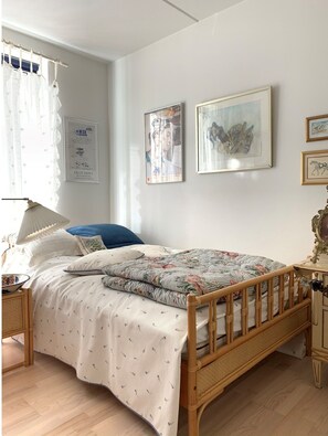 2 bedrooms, iron/ironing board, travel cot, free WiFi