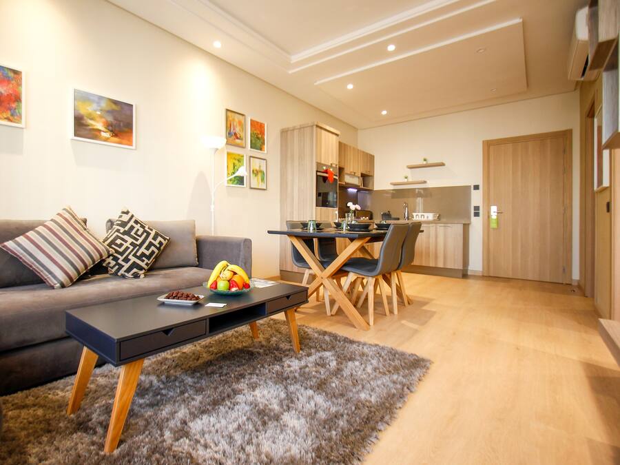 Appartamento Deluxe (Furnished Balcony) | Soggiorno | Smart TV 42 pollici con canali via cavo, TV