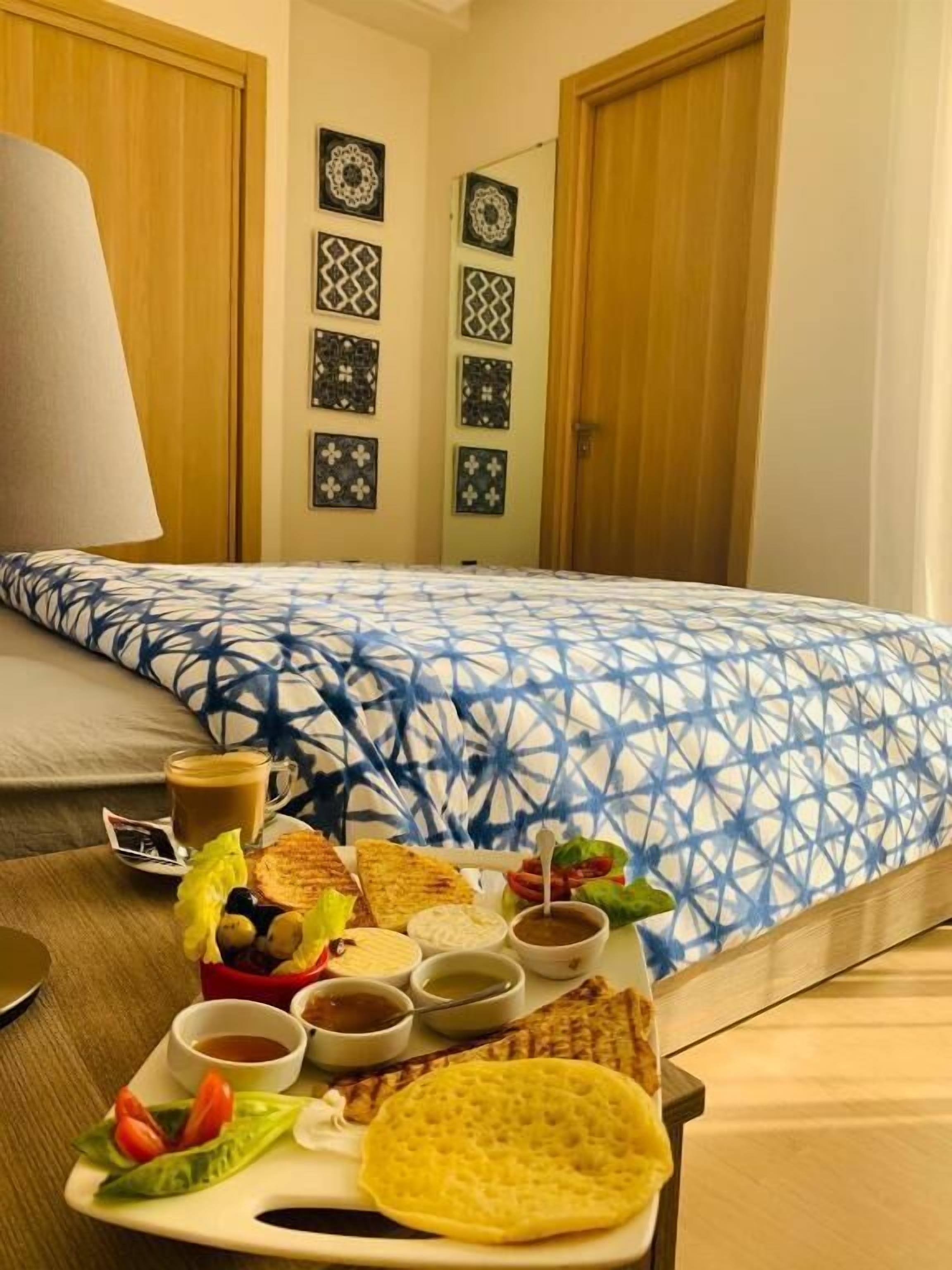 Superior-huoneisto | Yksilöllisesti sisustettu, yksilöllisesti kalustettu, pimennysverhot