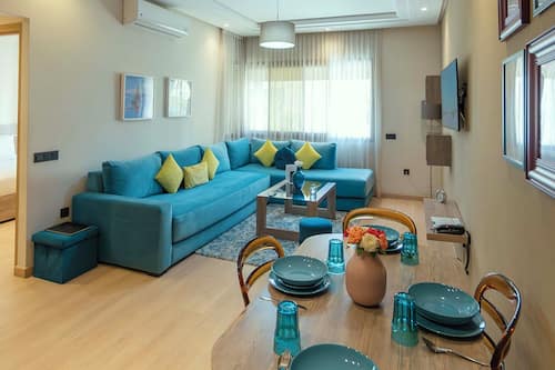 Appartamento Deluxe (Furnished Balcony) | Con stile personalizzato, con arredamento individuale, tende oscuranti