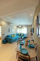 Decoración personalizada, muebles diferentes y cortinas blackout